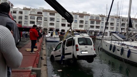 Cuatro jóvenes resultan ilesos tras caer con un vehículo al mar en Almerimar