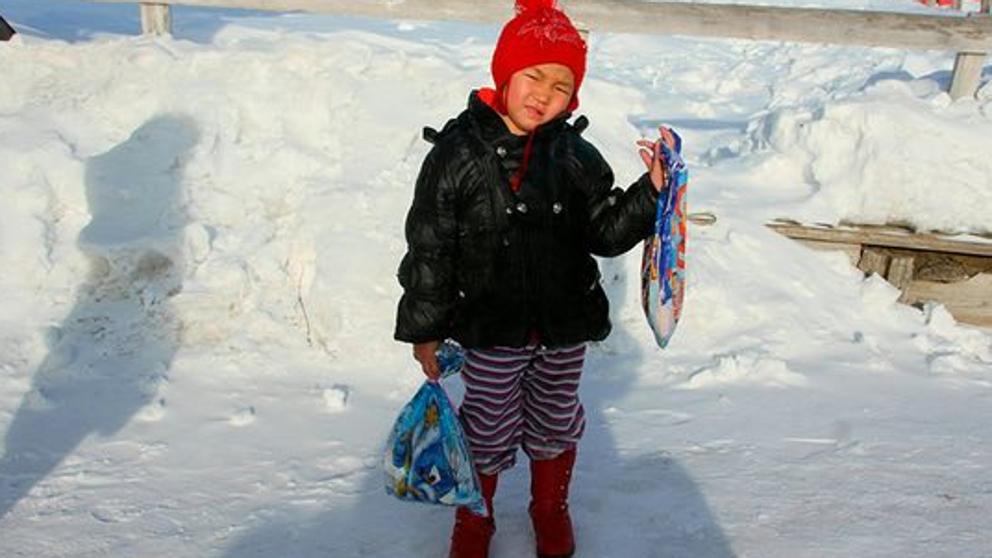 La increible hazaña de la niña de 4 años que caminó entre lobos en la nieve para salvar a su abuela
