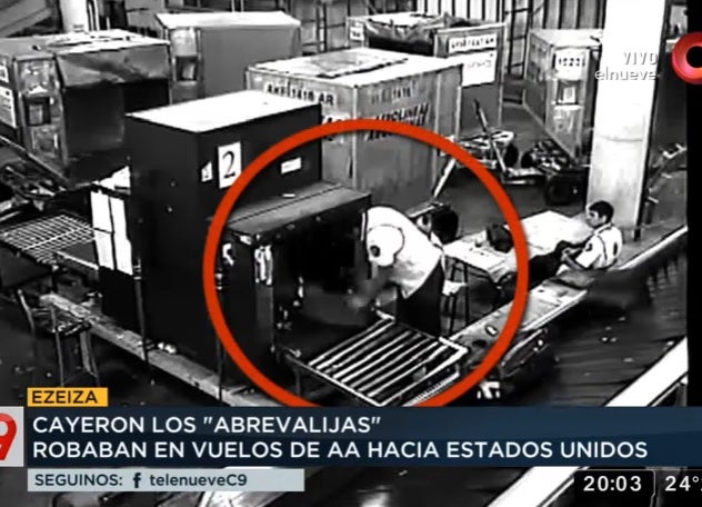Pillados abriendo maletas y robando pertenencias en un aeropuerto argentino