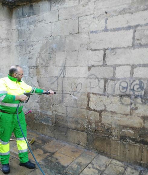 Archivan la causa por pintadas en la catedral
