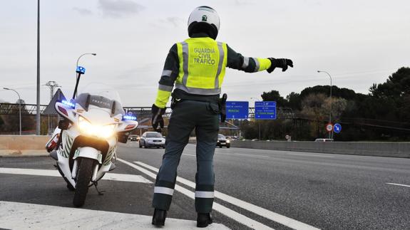 Muere un joven al ser arrollado cuando empujaba un coche averiado