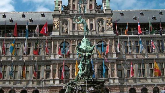 Un conductor intenta embestir a la muchedumbre en Amberes