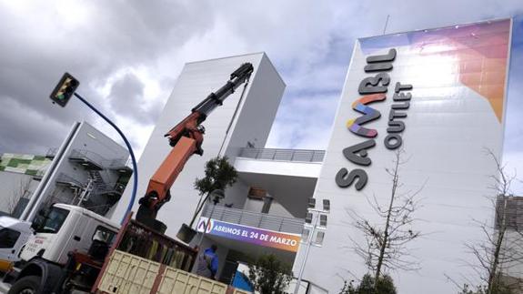 La novedad que encanta a los compradores de ropa: el gigante de los 'outlet' llega a España