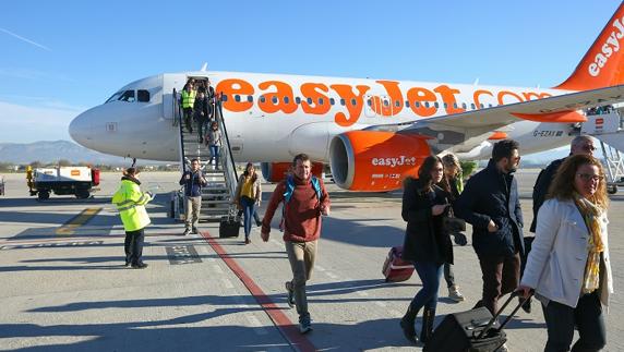 El primer vuelo desde Milán trae perfumes y una historia de amor