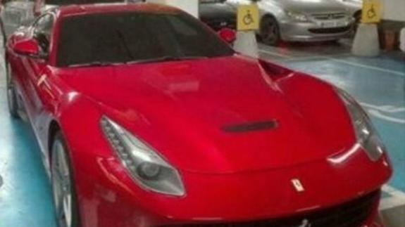 La polémica respuesta del fundador de Hawkers tras aparcar en una plaza para personas con discapacidad