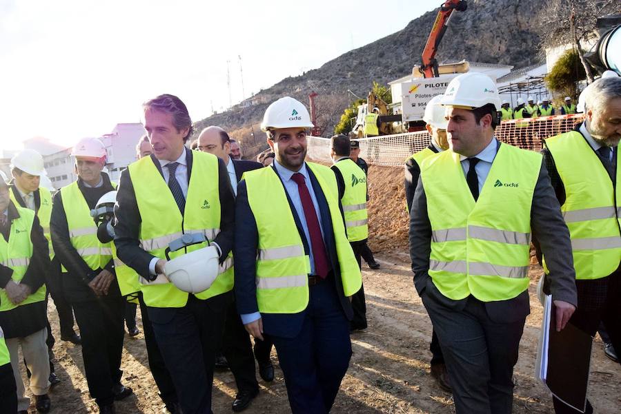 "Empezamos con la construcción del AVE en Almería y vamos por un carril bici"