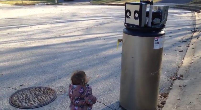 La genial reacción de una pequeña con su primer robot