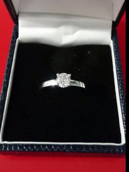 "Quiero pedirle matrimonio a mi novia en tu concierto en Granada"