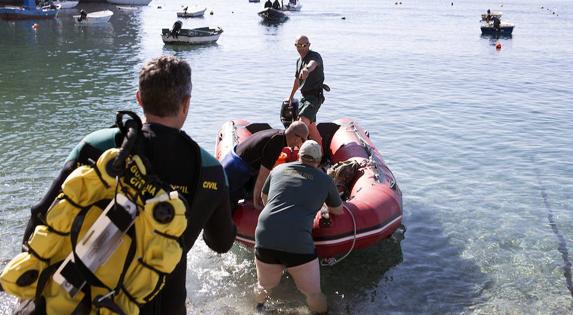 Buscan a un pescador que cayó desde un acantilado en Calahonda