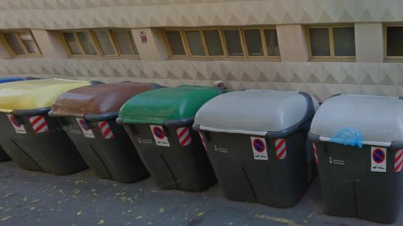 Lo encuentran borracho dentro de un camión de basura porque una vecina oyó sus gritos de socorro