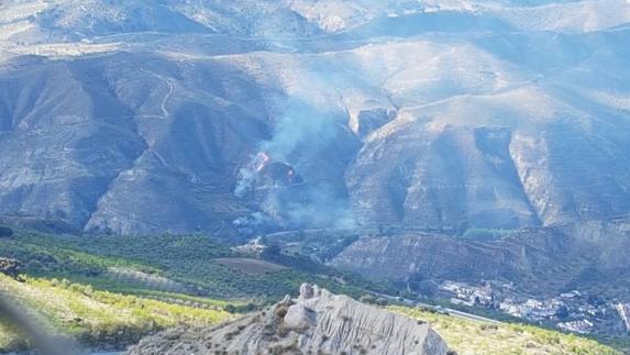Controlado el incendio forestal declarado en Dúdar