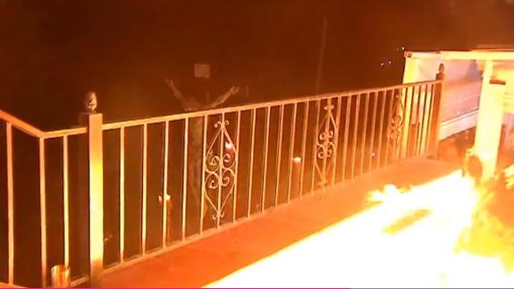 Hogueras, cantos y pasión en la subida del Cristo de los gitanos al Sacromonte