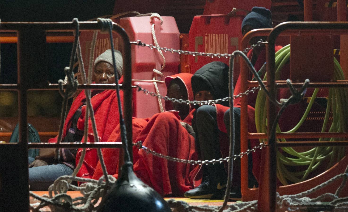 Salvamento Marítimo busca una patera con 30 inmigrantes en el mar de Alborán