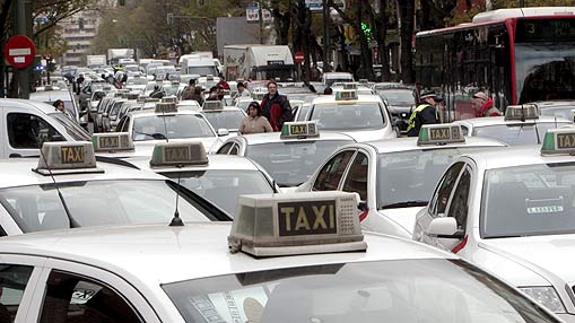 Los taxistas de Madrid proponen realizar carreras gratis el día 26 en protesta por empresas como Cabify y Uber