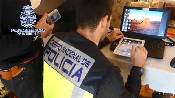 Una macrooperación contra la pornografía infantil por Whatsapp deja un detenido en Almería