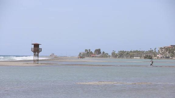 Playa Poniente se vuelve a inundar y aísla a los chiringuitos