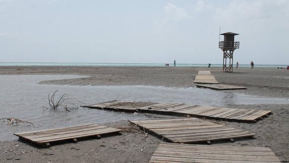 La resaca del temporal deja un barrizal en Playa Poniente y arena sin alisar en Playa Granada