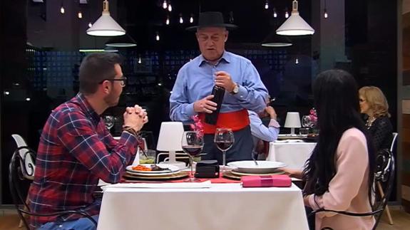 Un abuelo youtuber se cuela en la cita de su nieta en First Dates