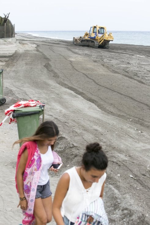 «Si no se hubiera echado arena, la playa habría retrocedido el doble»