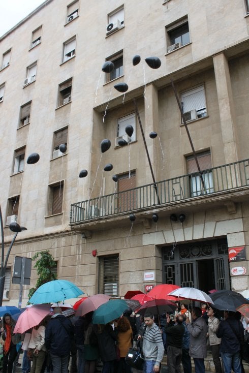 Globos negros en recuerdo de los muertos en el tajo en Almería