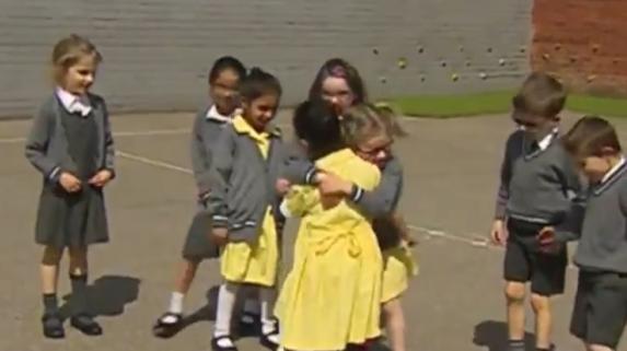 «¿Esta es tu nueva pierna rosa?»: el emotivo recibimiento a una niña con la pierna amputada