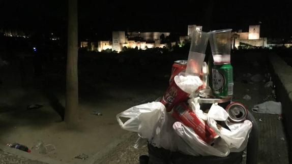 Los 'microbotellones' no faltan al Día de la Cruz en Granada