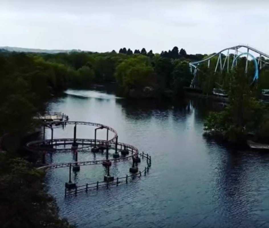 Muere una niña de 11 años al caer al agua desde una atracción en un parque temático