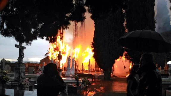 Un rayo provoca un impactante incendio en el cementerio de Cacabelos (León)