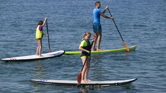 Pádel surf, piragüismo y barco dragón boat para jóvenes en Almería