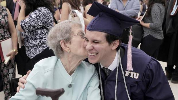 Un empleado de McDonald's se gradúa en Música gracias a una clienta que le pidió una ensalada