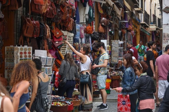 El Ayuntamiento de Granada sancionará con 6.000 euros la ocupación de calles y fachadas del Albaicín