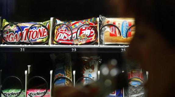Tres hermanas irán a la cárcel por robar gusanitos, batidos y chocolatinas de una máquina