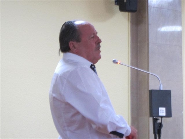 "Él se me abalanzó, caímos y yo tenía el vaso en la mano. Se rompería y ya está"