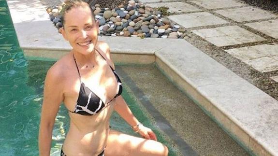 Sharon Stone posa espectacular en bikini a sus 59 años