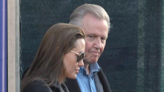 Angelina Jolie acerca posturas con su padre tras su divorcio