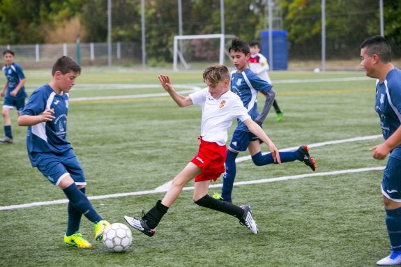 El niño que venció la parálisis cerebral haciendo 'lo imposible': jugar al fútbol