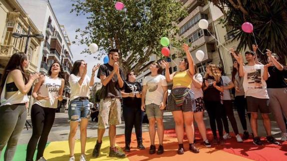 Un arcoíris de 20 metros contra la LGTBfobia