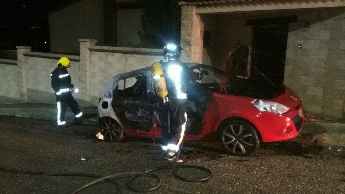 Incendio de un coche en Puente Tablas