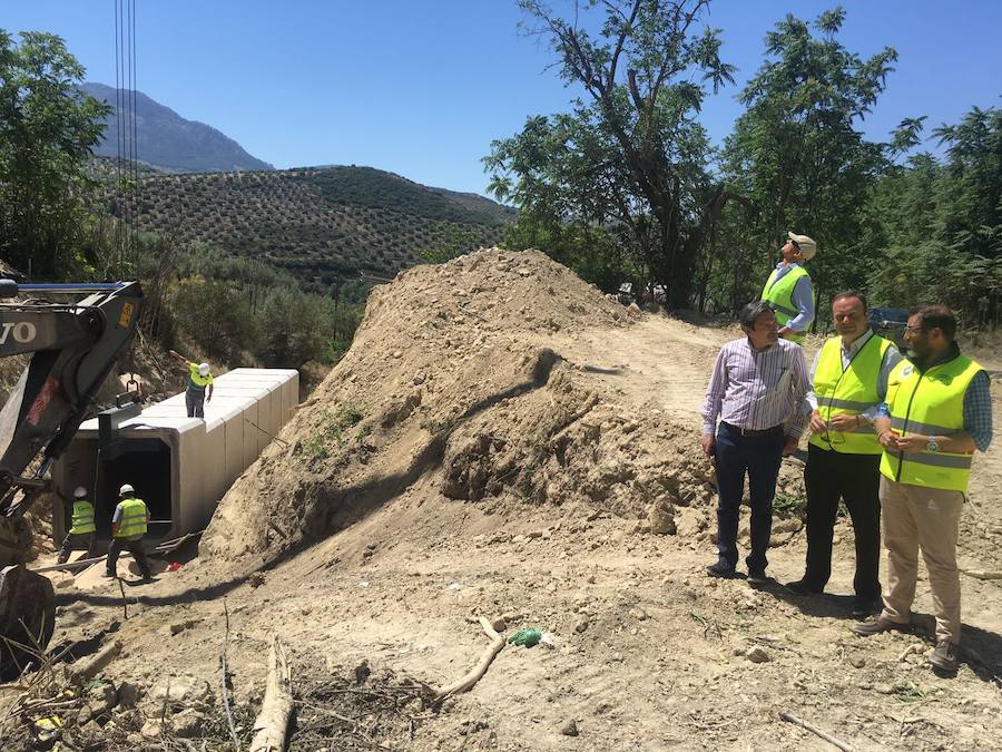 Obras de emergencia para abrir al tráfico la A-6051, cortada en Alcaudete tras las lluvias