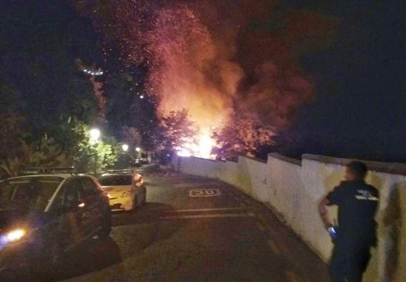 Un incendio obliga a desalojar una residencia estudiantil y cinco viviendas en el Sacromonte