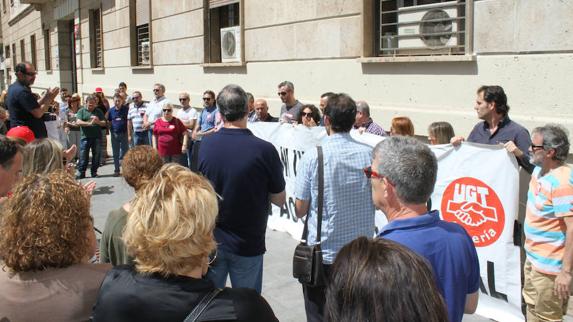UGT y CCOO se concentran por la muerte laboral en el Puerto de Almería