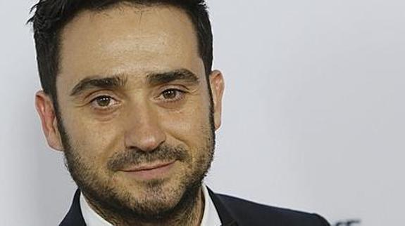 Juan Antonio Bayona levanta la polémica tras responder a un tuit de la Policía