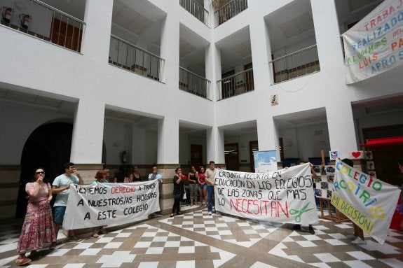 Los padres del colegio Arco Iris se echan a la calle