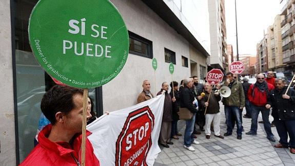Aplazan el desahucio de una familia de Motril con un menor de 18 meses