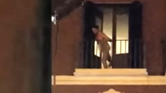 Ángel Garó, desnudo y a gritos con la Policía