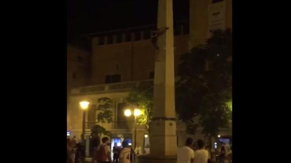 Cae desde la parte más alta de un obelisco mientras celebraba la victoria del Real Madrid