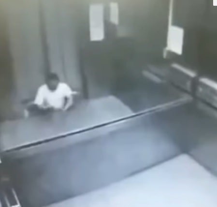 Un ascensor parte en dos a un reconocido médico, que muere desangrado