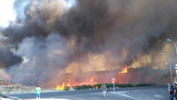 Se desata un incendio en Huércal de Almería