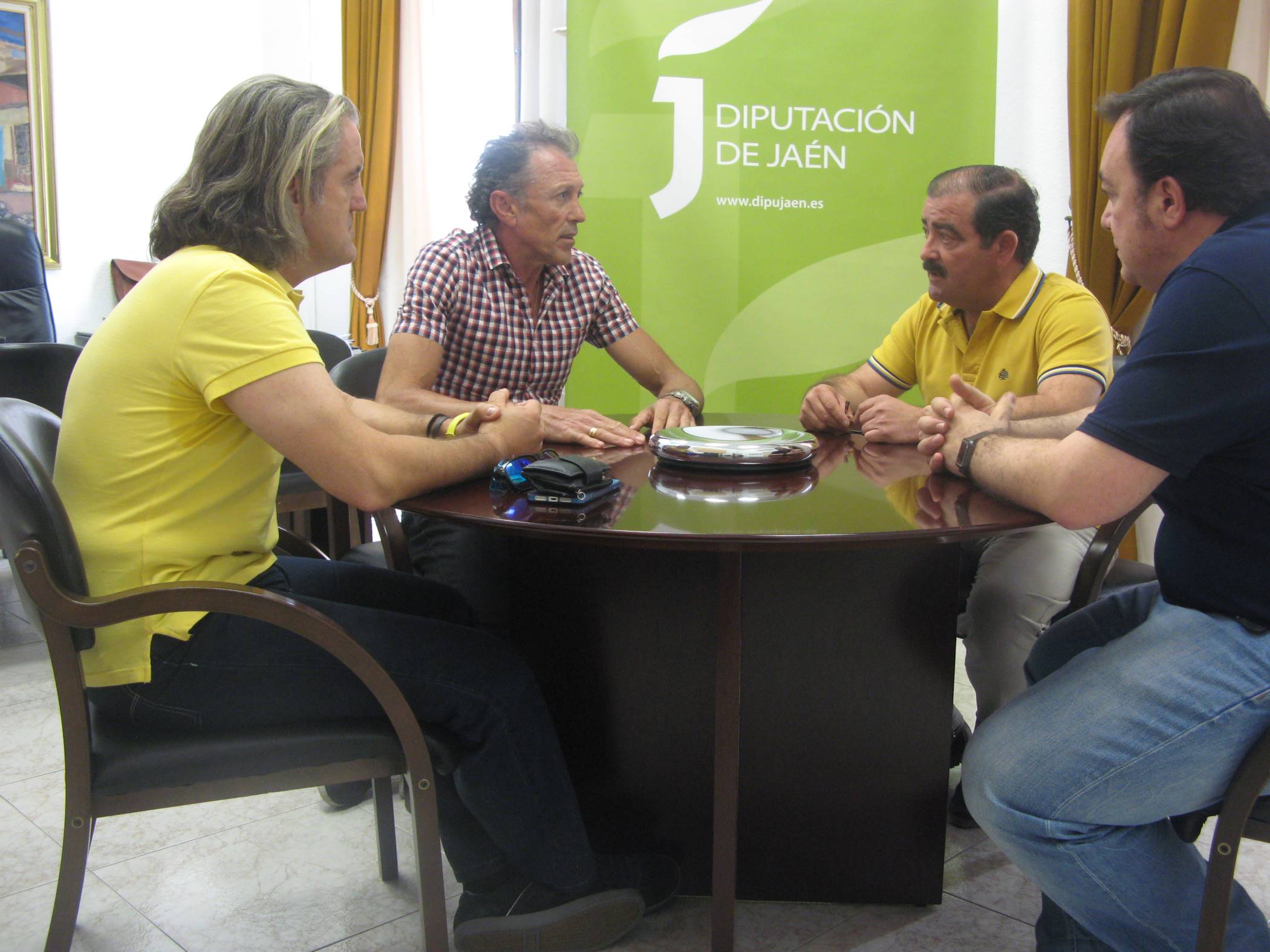 Una mesa de trabajo estudiará cómo mejorar la seguridad de los ciclistas en carreteras de la Diputación