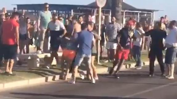 Apuñalan a dos porteros en una playa de Málaga y la Policía tiene que salvarles del linchamiento